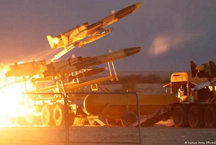 Israel bombardea instalaciones militares de Irán y mata a varios generales