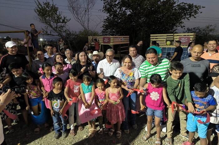 Itzé Camacho y Manuel Esquivel Inauguran Juegos en Cancha De Usos Múltiples en Las Flores Celestes en Las Guacamayas