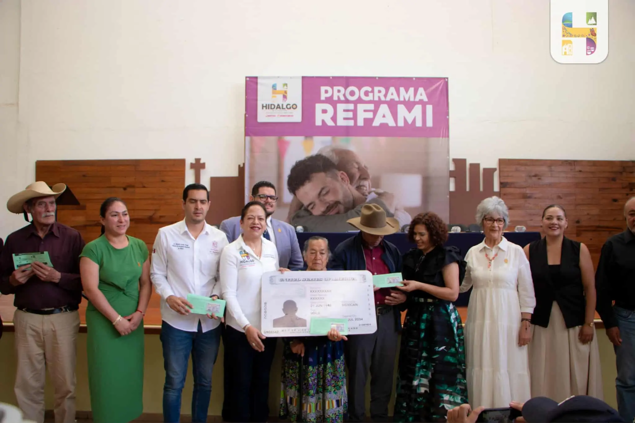 Jeovana Alcántar, entregó 14 visas estadounidenses a adultos mayores del Municipio, dentro del Programa Reencuentro Familiar (REFAMI)