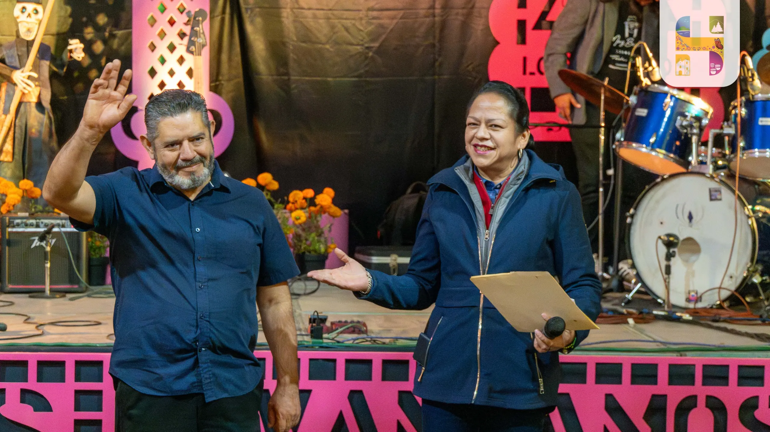 Jeovana Alcántar, entregó reconocimiento al Artista Visual y Maestro Cartonero, Rodrigo Avilés Flores, por su exposición Las Santaneras en la Zona Oasis de la Feria