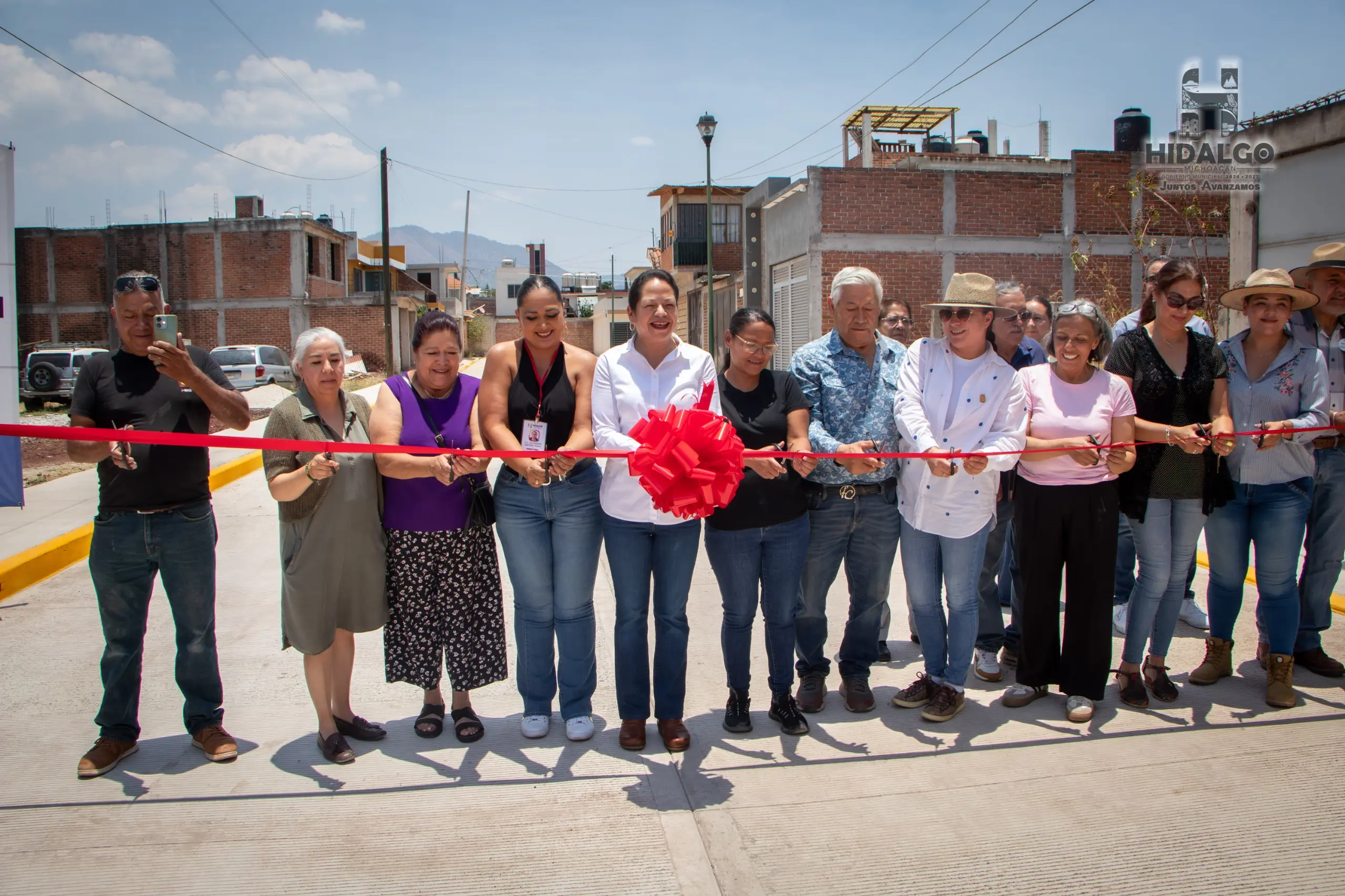 Jeovana Alcántar, inauguró la pavimentación Hidráulica de la Calle Arcángel San Gabriel del Fraccionamiento Los Ángeles.