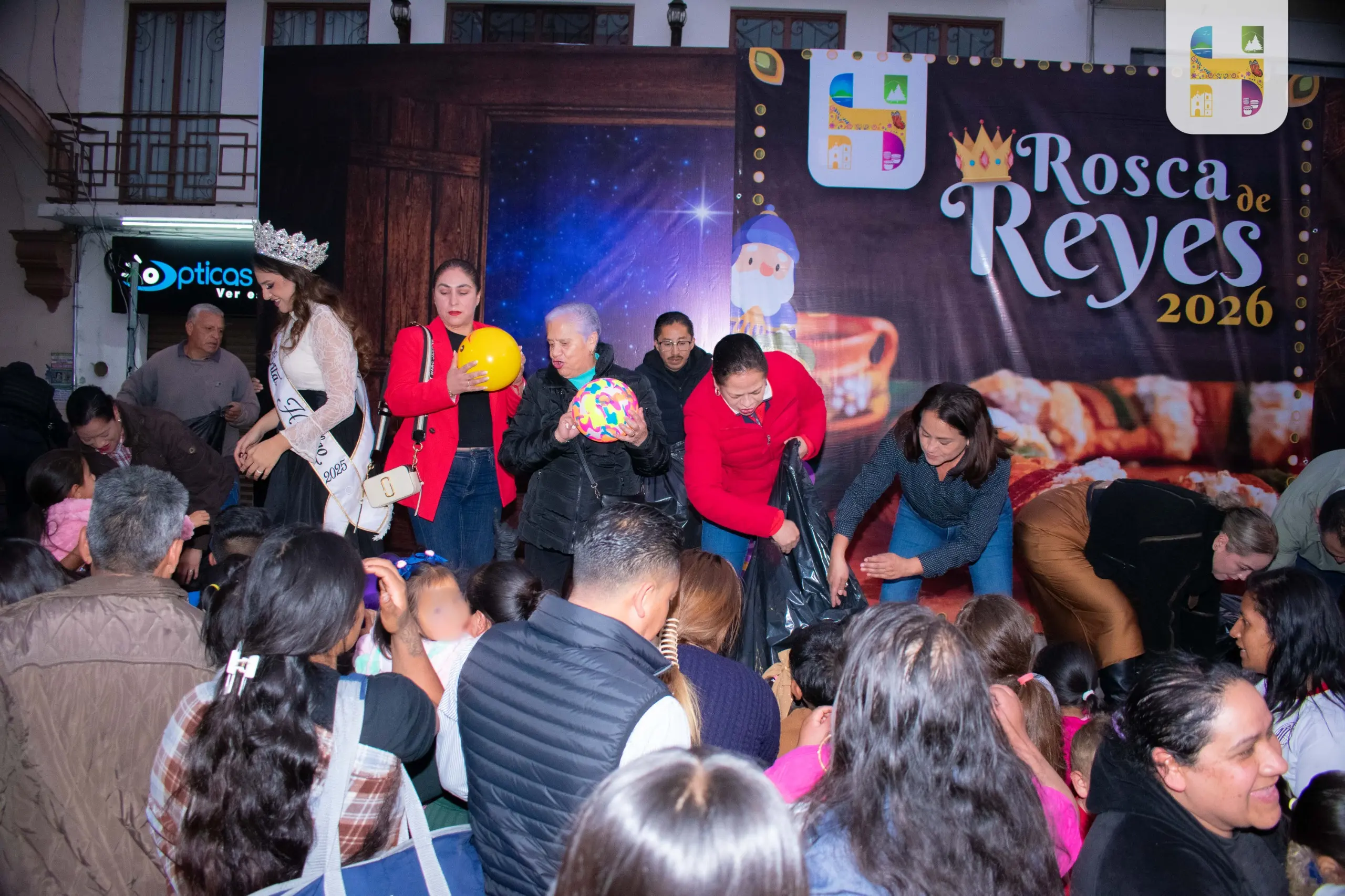 Jeovana Alcántar, partió y repartió la Rosca de Reyes 2026 que este año tuvo una longitud de 1,650 metros