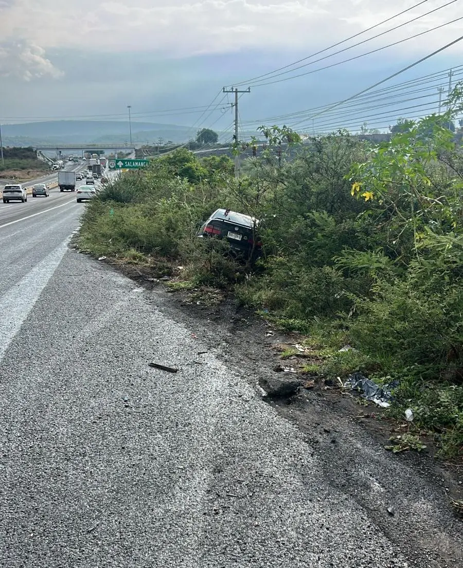 Jetta se sale de la carretera Morelia-Salamanca