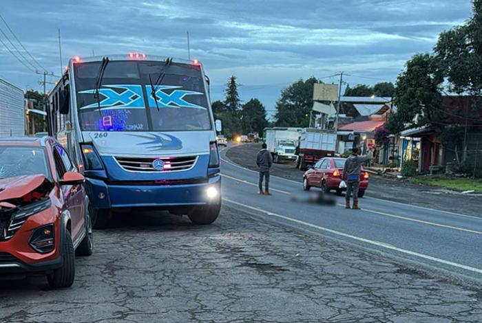 Jornalero muere al ser arrollado sobre la carretera libre Uruapan-Pátzcuaro
