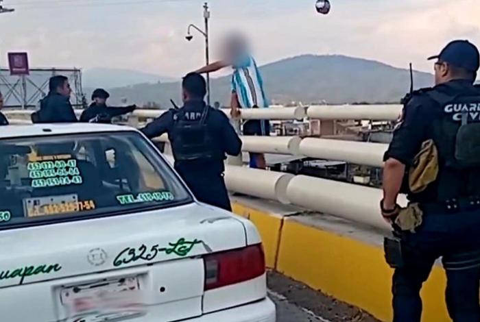 Joven amaga con arrojarse de un puente en Uruapan; policías evitan una tragedia