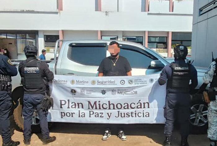 Joven es detenido con camioneta robada en la carretera Uruapan-San Juan Nuevo