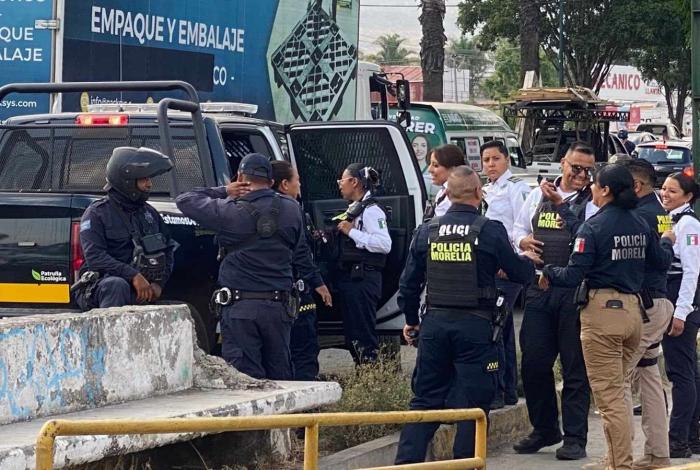 Joven intenta aventarse de un puente y Policía Morelia evita tragedia