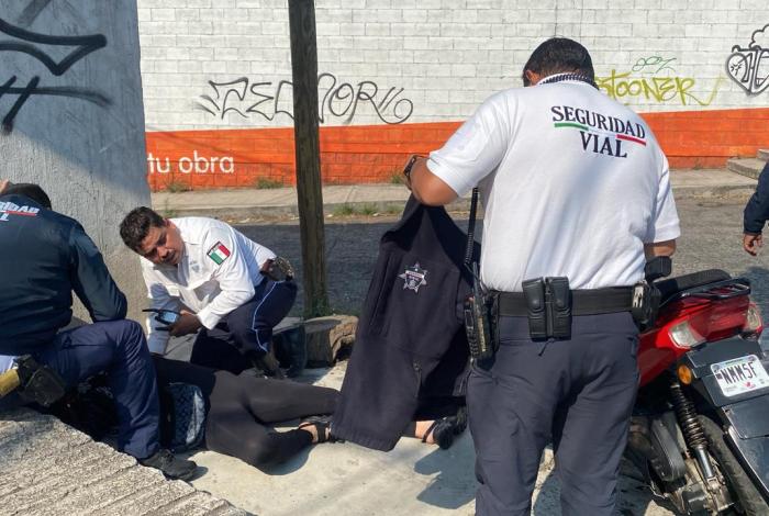 Joven lesionada, tras impactar su moto contra objeto fijo en la Wenceslao Victoria