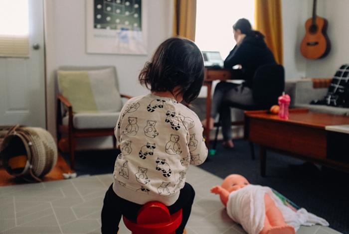 Jóvenes etiquetadas como ‘ninis’, en realidad dedican casi 3 mil horas cuidado a familiares en México