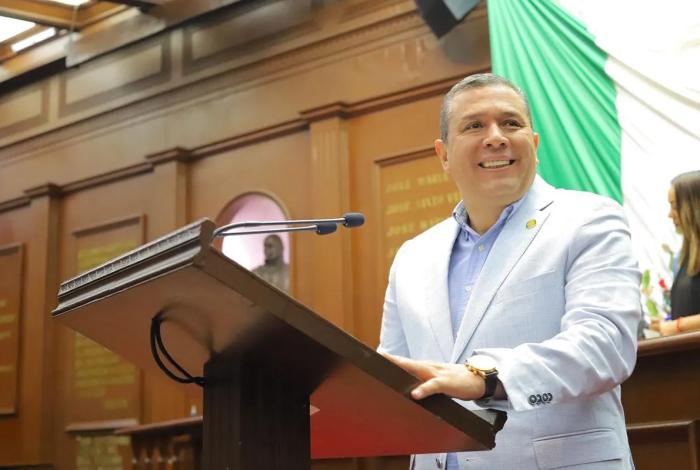 Juan Carlos Barragán presenta iniciativa para que maestras y maestros no sean criminalizados por cumplir su deber