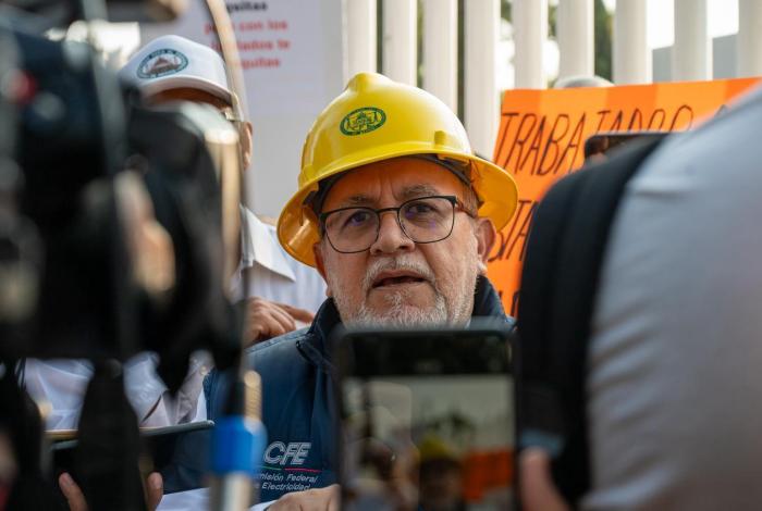 Jubilados de CFE protestan en Morelia contra reducción de pensiones