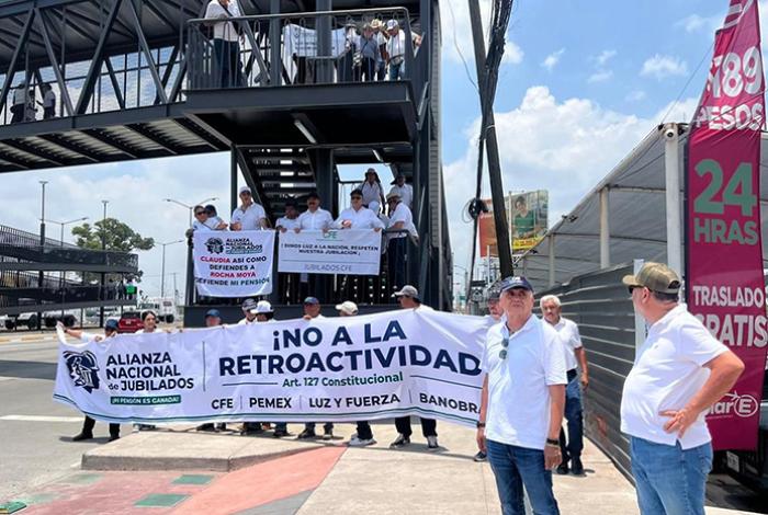 Jubilados protestan en aeropuertos de México por reducción de pensiones
