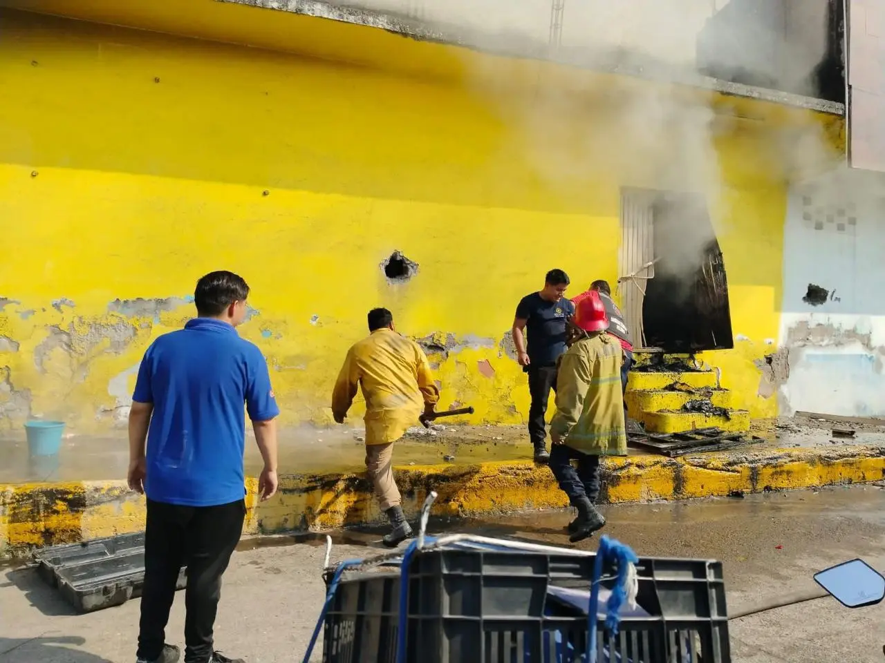 Juego con pirotecnia desata incendio en bodega de Apatzingán; no hay heridos pero sí fuertes daños