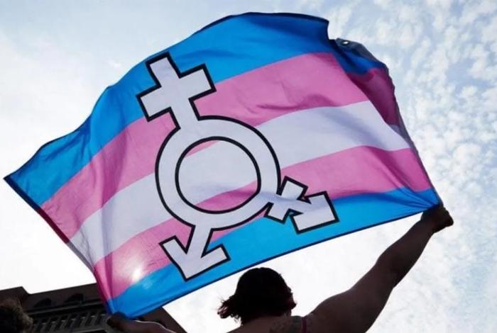 Jueza bloquea política de pasaportes de Trump para personas trans