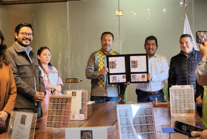 Julio Arreola coloca a Pátzcuaro en el mapa mundial con la cancelación de la estampilla Catrina Postal-Día de Muertos