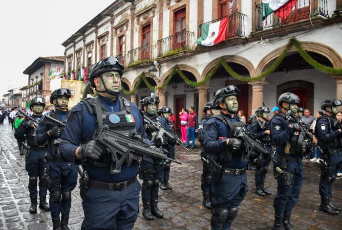 Julio Arreola encabeza desfile del 215 Aniversario de la Independencia en Pátzcuaro