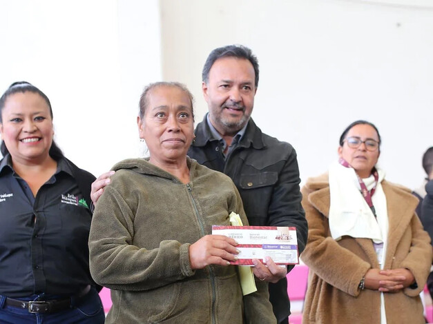  Julio Arreola entrega de tarjetas del Programa Bienestar en Pátzcuaro