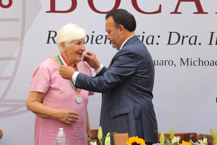 Julio Arreola entrega la XXXII Presea Gertrudis Bocanegra a la Dra. Ilse Brunner