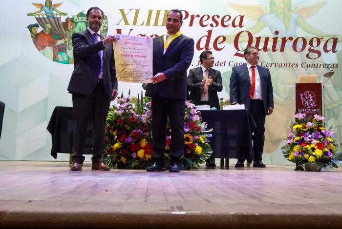 Julio Arreola entrega la XLIII Presea Vasco de Quiroga al presbítero José del Carmen Cervantes Contreras