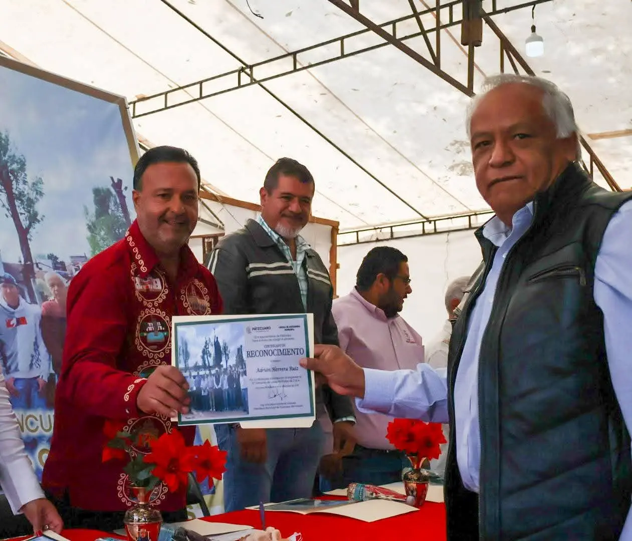 Julio Arreola impulsa y reconoce la laca perfilada en oro, orgullo único de Pátzcuaro