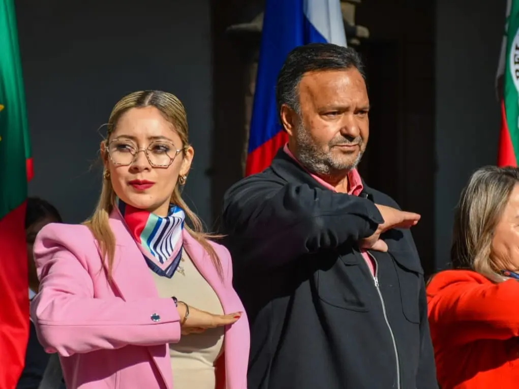 Julio Arreola refrenda unidad e identidad nacional en el Día de la Bandera en Pátzcuaro