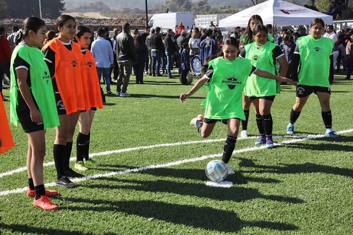 Julio Arreola y gobernador inauguran cancha Espazio 200 en Pátzcuaro