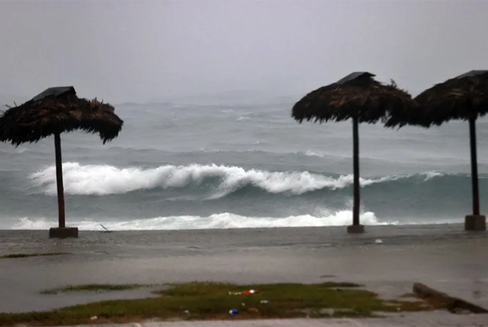 Karina se intensifica a huracán categoría 3 frente a Baja California con probabilidades de aumentar