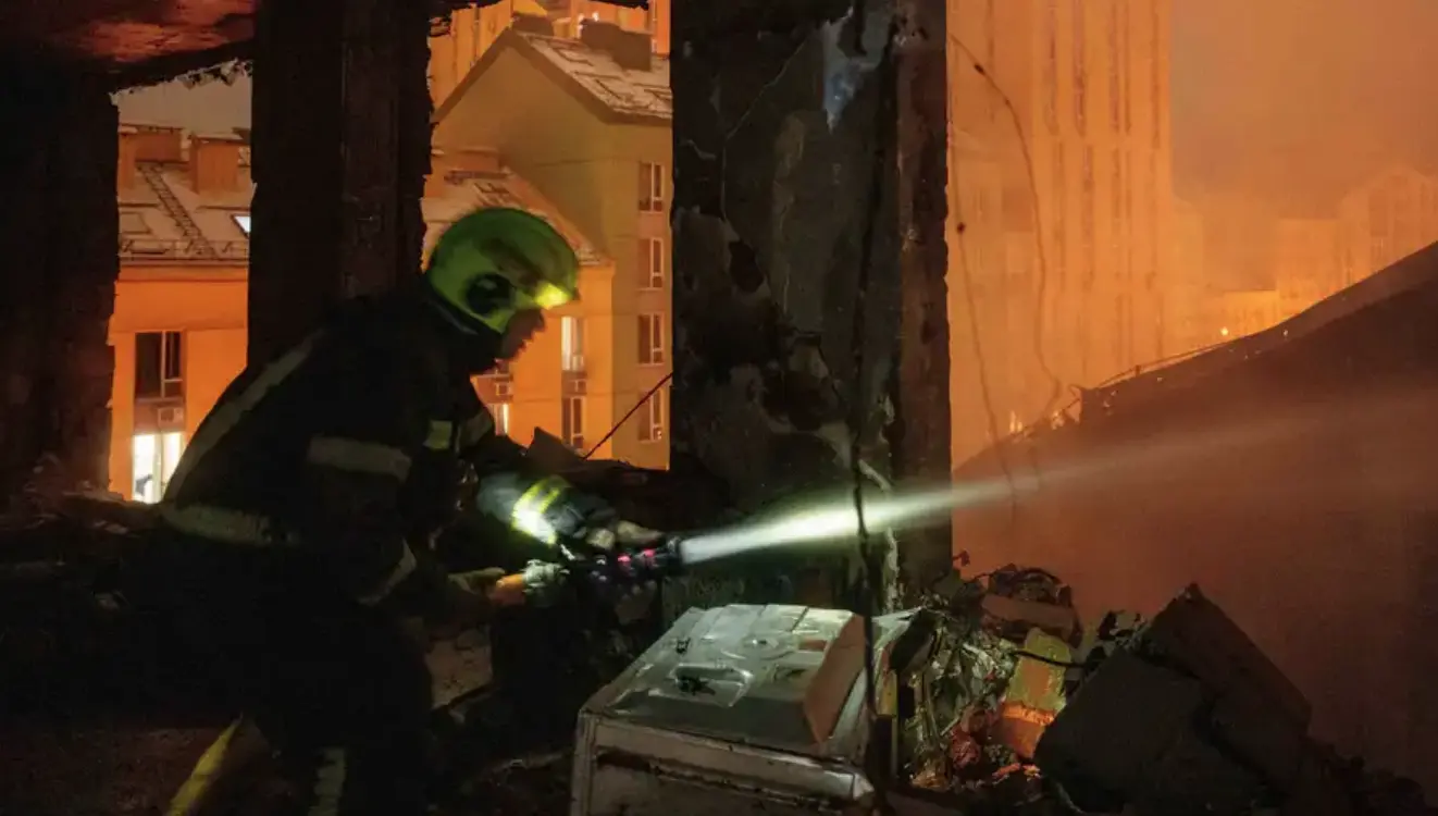 Kiev enfrenta apagones y crisis de calefacción tras intenso ataque; autoridades piden resguardarse fuera de la ciudad
