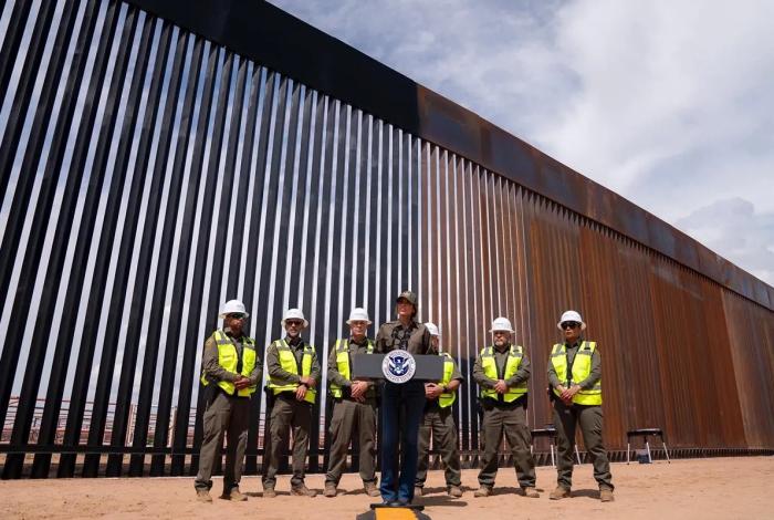 Kristi Noem aprueba exención para construcción del muro fronterizo en Texas
