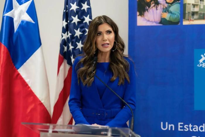 Kristi Noem presenta “Speedway Slammer” nuevo centro de detención de migrantes en Indiana