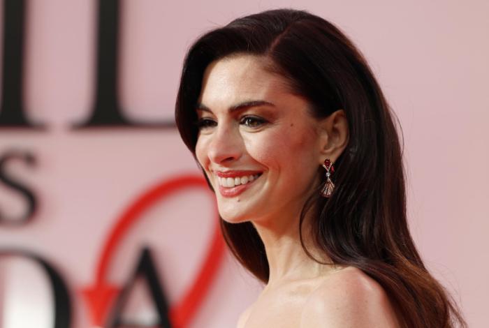 La actriz Anne Hathaway anuncia que está embarazada de su tercer hijo