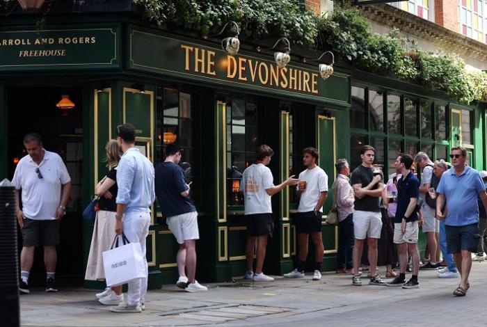La añorada práctica de beber una cerveza en las puertas de un pub de Londres, a punto de desaparecer