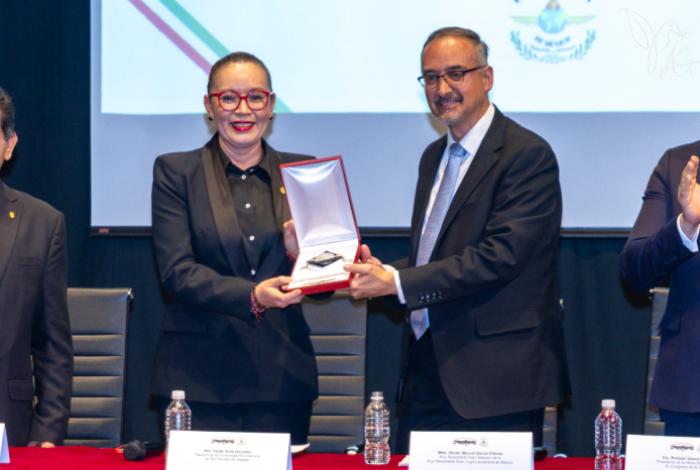 La autonomía universitaria es la condición para que la UMSNH pueda cumplir su función, afirma Yarabí Ávila al recibir la Medalla al Mérito Ciudadano