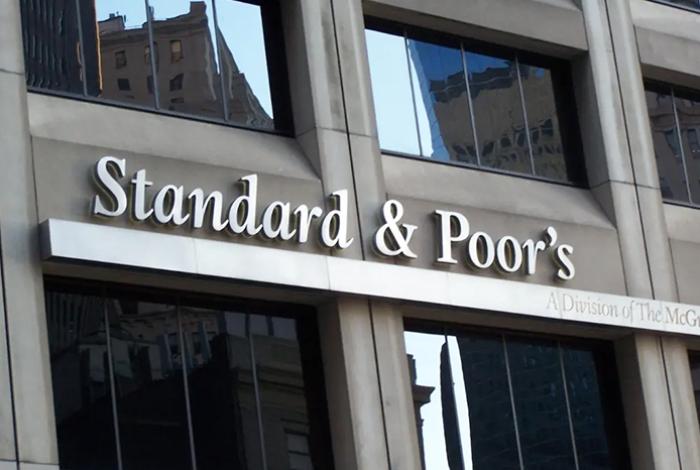 La calificadora S&P baja a negativa la perspectiva de México por riesgo fiscal