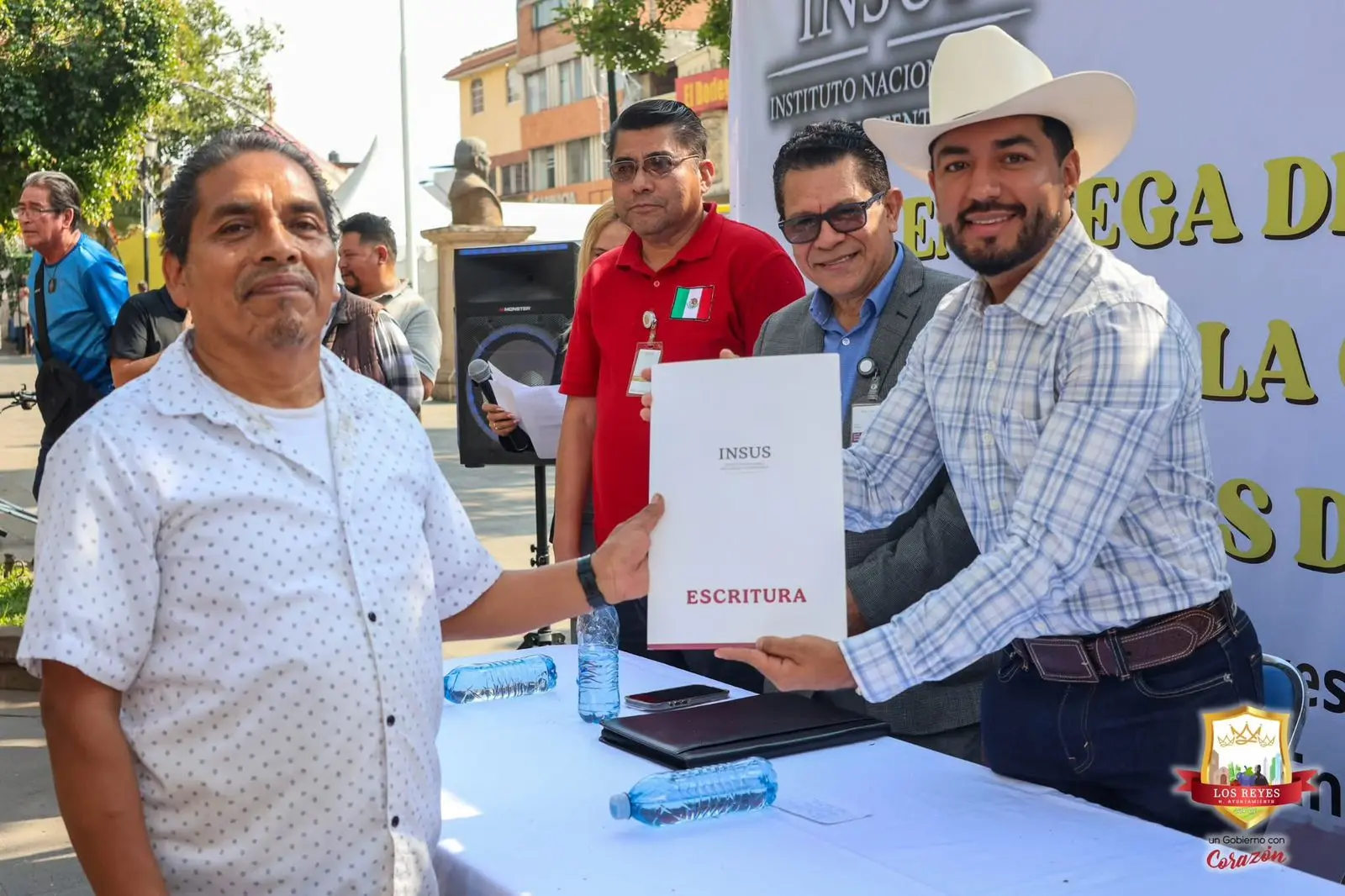 La certeza jurídica llega a las familias de Los Reyes, entrega Humberto Jiménez con INSUS escrituras