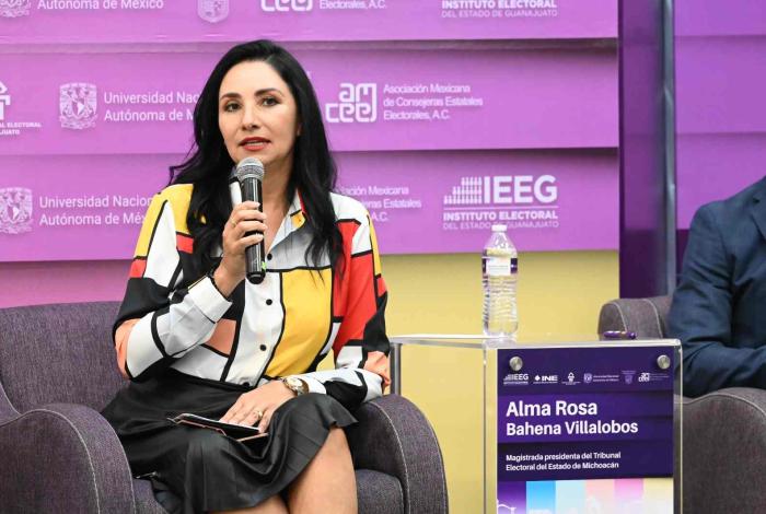 La Dra. Alma Rosa Bahena, presidenta del TEEMICH, participó en el Foro “Elección judicial y democracia local: diálogo desde los OPLES”.