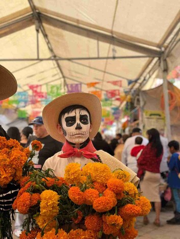 La Elegancia de la Muerte: La Vestimenta de los Catrines en Capula