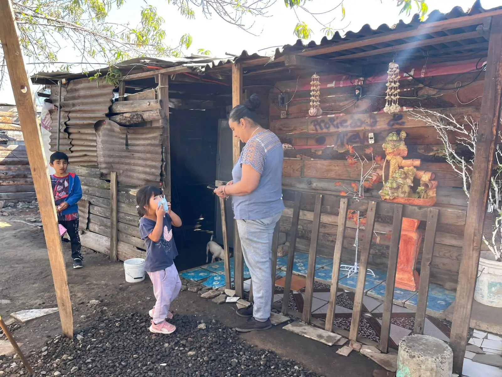 La familia “Barajas Leiva” se prepara para enfrentar las bajas temperaturas