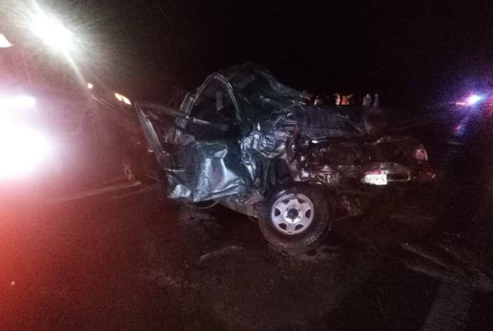 La Huacana: chofer de tráiler impacta a camioneta y mat4 a familia; sobrevive una menor