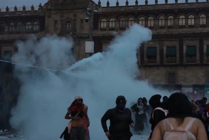 La marcha del 8M en Ciudad de México culmina con represión policial en el Zócalo