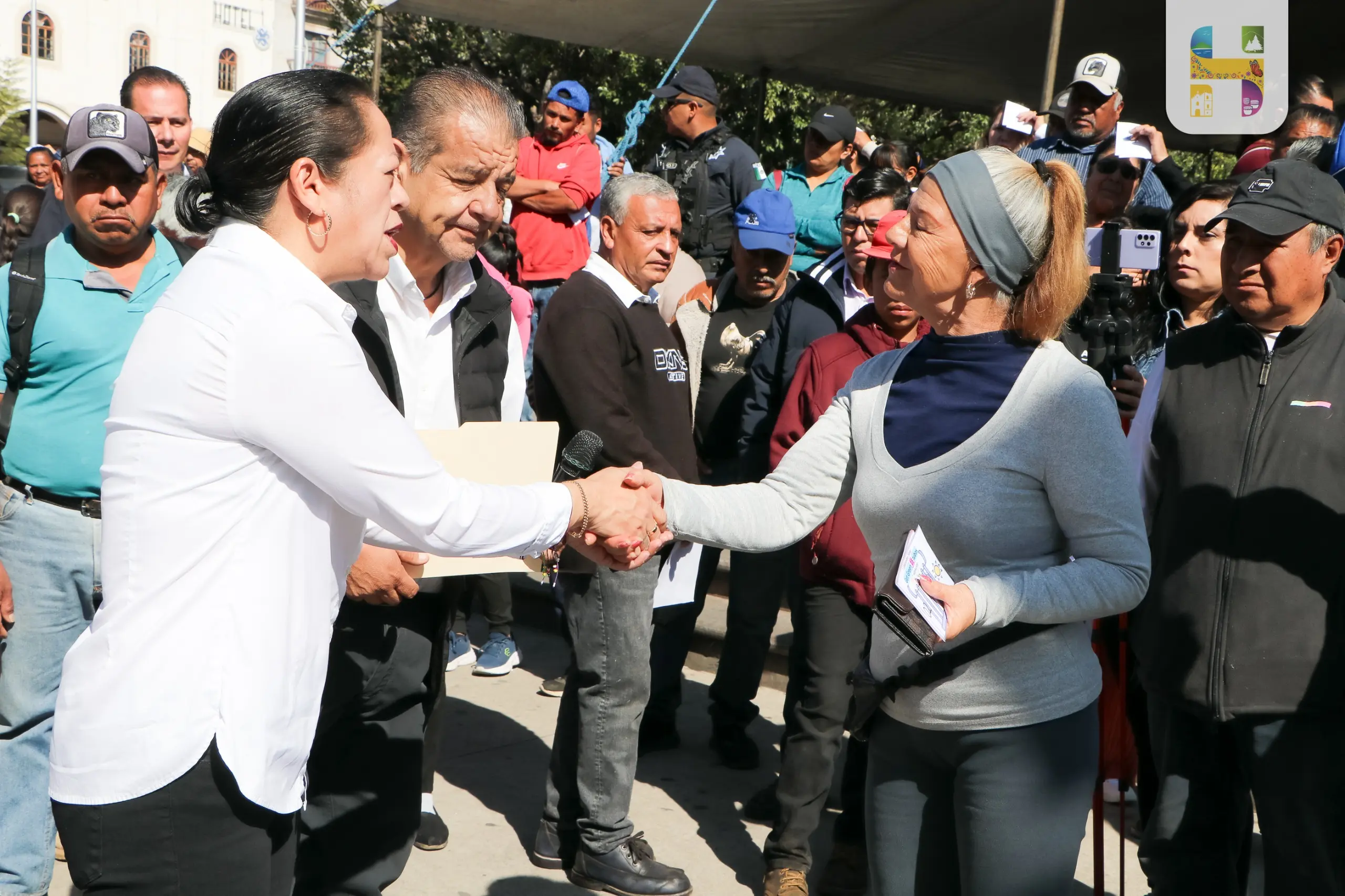 La presidenta Municipal de Hidalgo, Jeovana Alcántar entrega material dentro del Programa de Apoyos Sociales