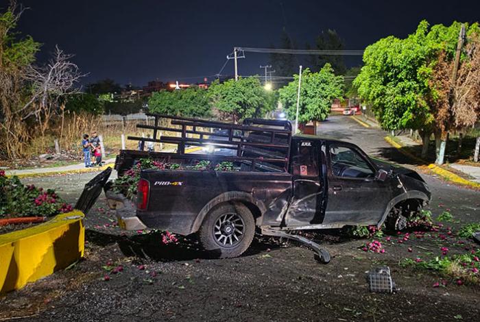 Ladrones se roban camioneta cargada de rábanos y minutos después chocan, en Zamora