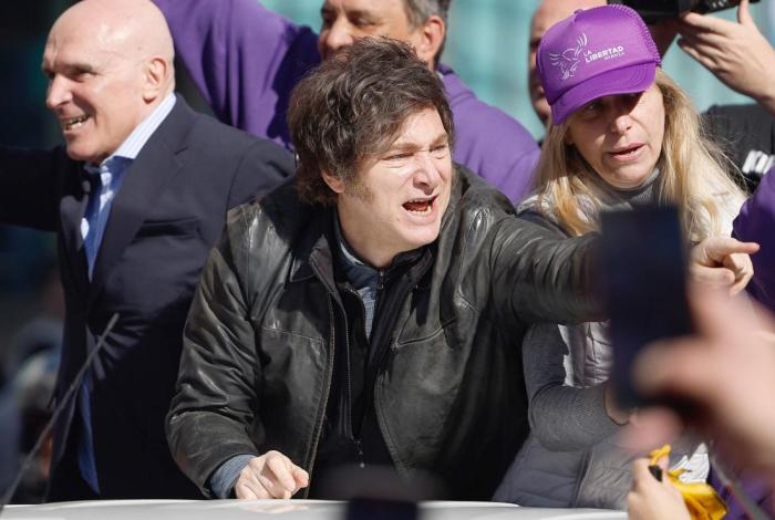 Lanzan piedras y huevos a Javier Milei en acto electoral
