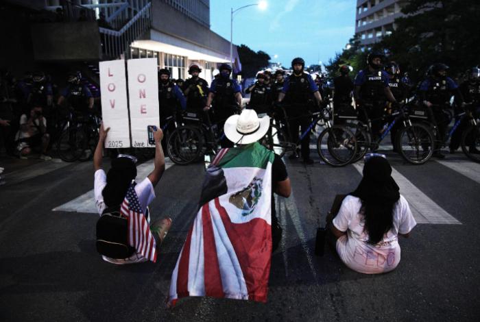 Las protestas contra el "autoritarismo" de Trump se saldan con decenas de arrestos