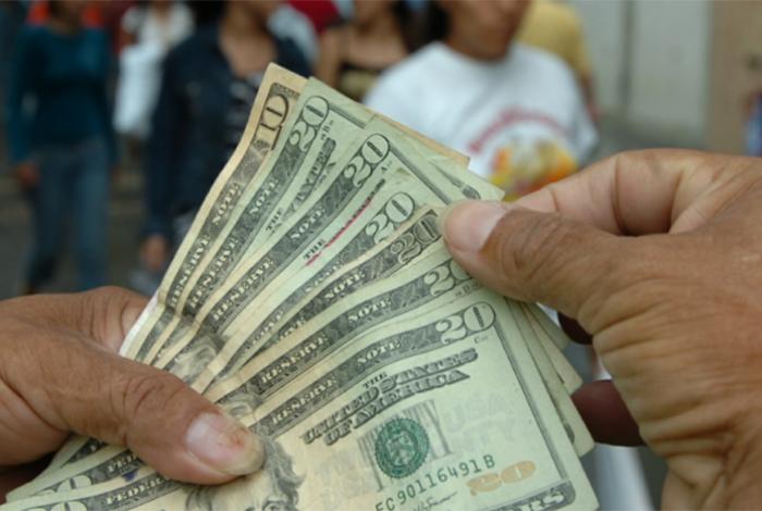Las remesas a México caerían 5.8% en 2025 por falta de migrantes en EUA, advierte BBVA