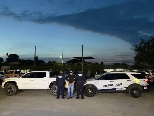 Lázaro Cárdenas: interceptan camioneta robada en Florida
