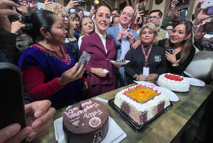 Le cantan las ‘Mañanitas’ a Sheinbaum por su cumpleaños en la mañanera