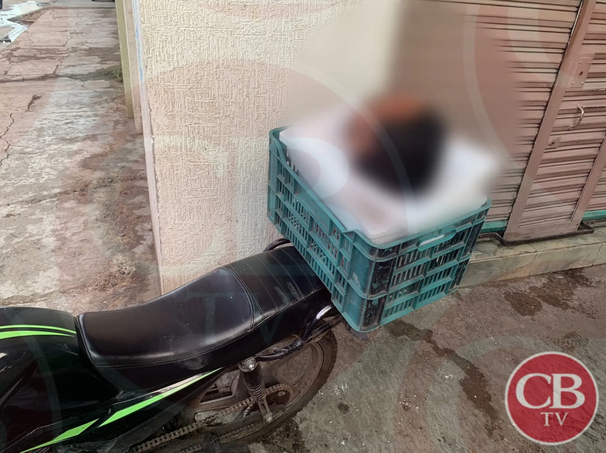 Le cortan la cabeza a un joven motociclista