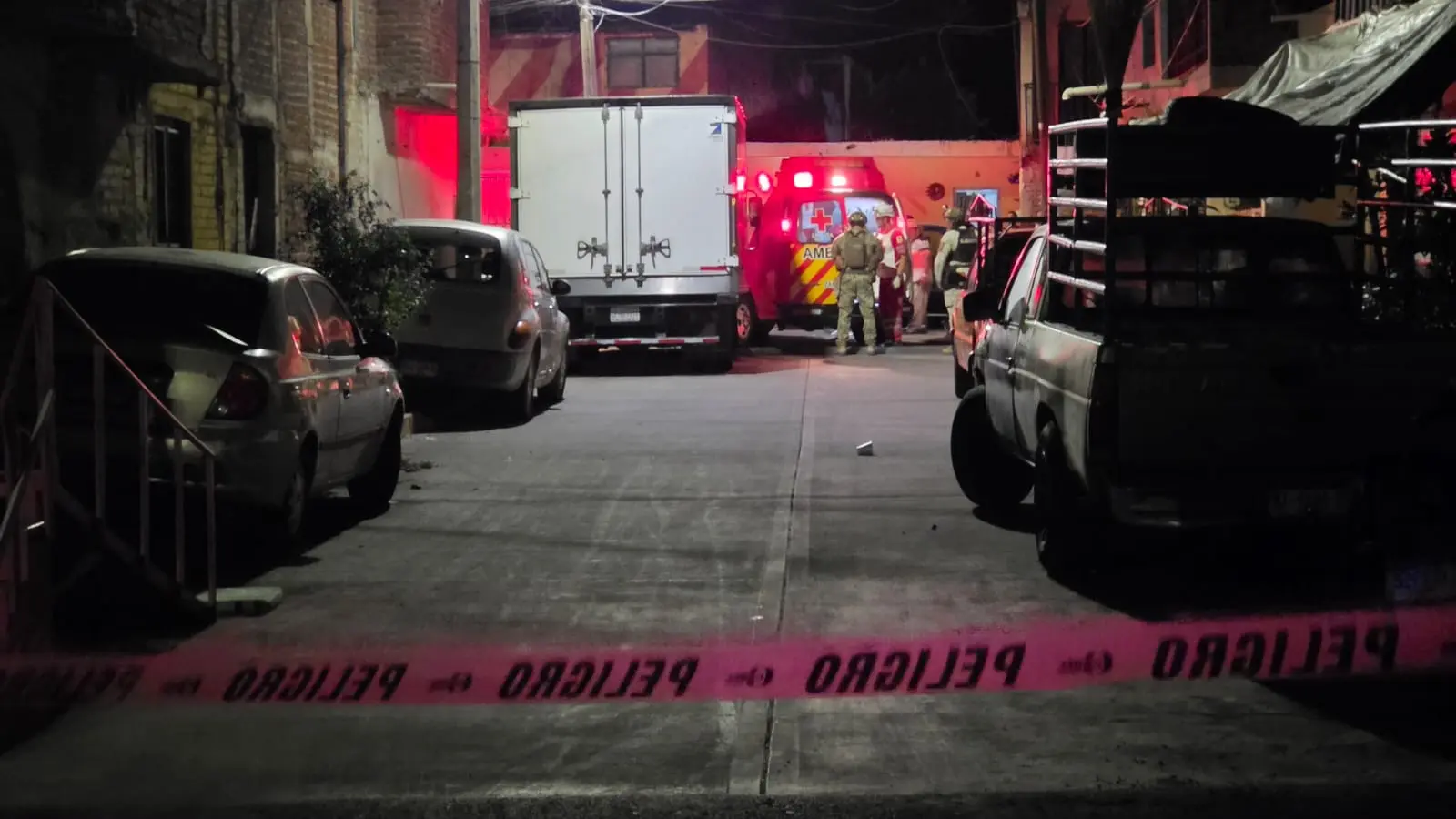 Le meten 8 plomazos y queda vivo, en Jacona