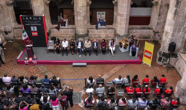 Lego honra a la catrina de barro de Capula
